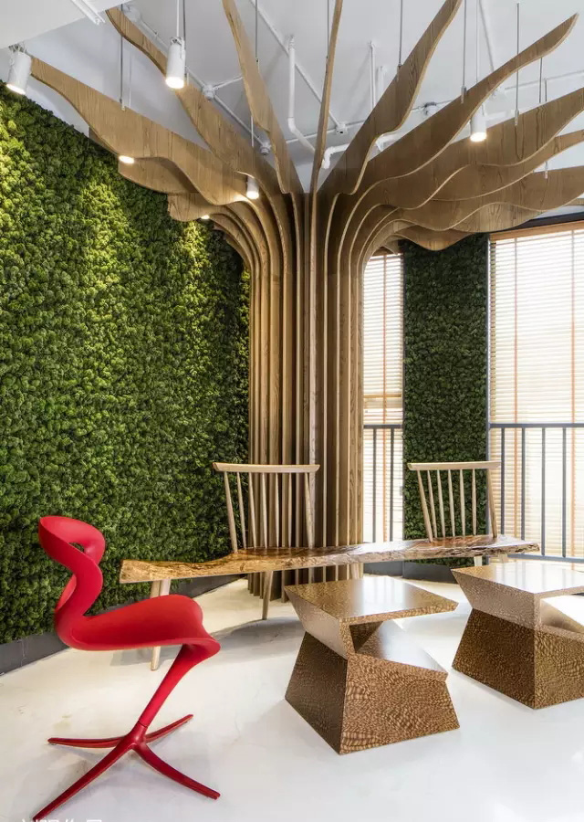 人文氣息與現(xiàn)代風(fēng)尚捏合在一起，綠色的辦公空間充滿藝術(shù)感