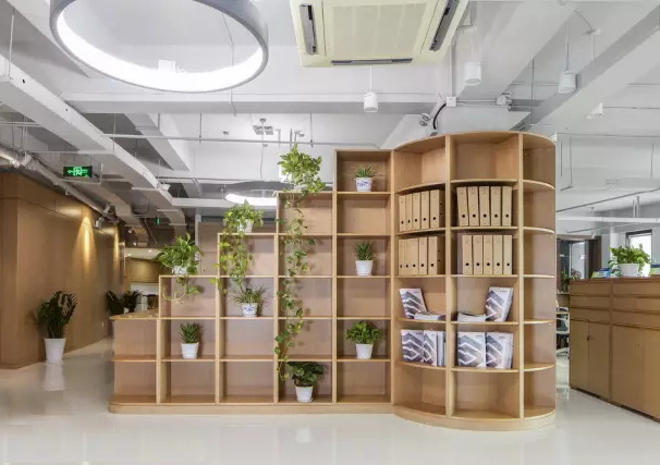 人文氣息與現(xiàn)代風(fēng)尚捏合在一起，綠色的辦公空間充滿藝術(shù)感