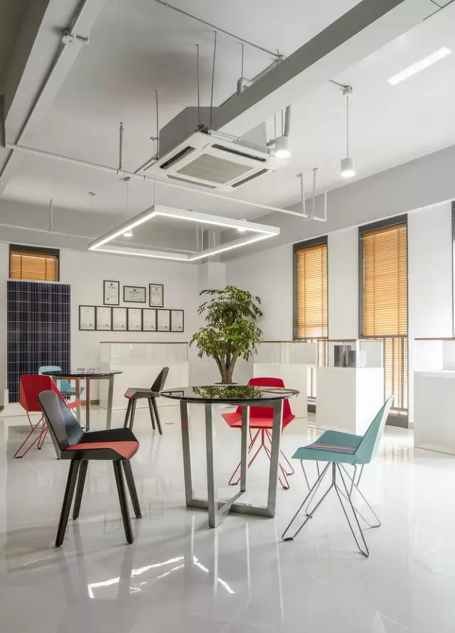人文氣息與現(xiàn)代風(fēng)尚捏合在一起，綠色的辦公空間充滿藝術(shù)感